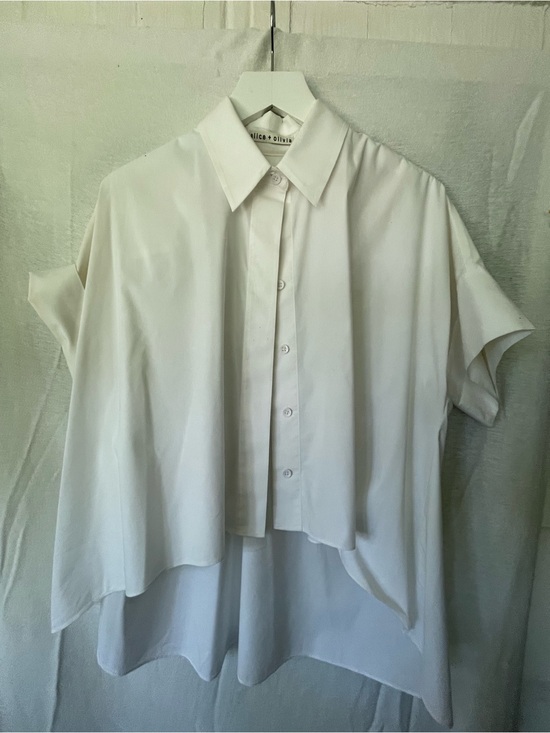 Alice + Olivia Tops - Alice and Olivia white button down blouse short sleeve perfect condition M